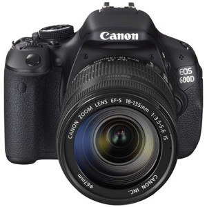 Canon EOS 600D Kit Niezrównana w swojej klasie rozdzielczość 18 megapikseli, wygodna konstrukcja i kompatybilność z pełną gamą obiektywów i akcesoriów EOS pozwala EOS 600D usunąć wszelkie przeszkody na drodze w fotografii.